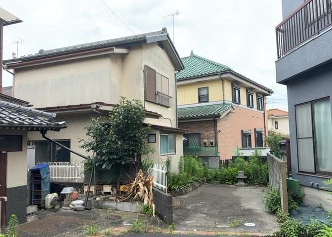 住宅用の土地では前面道路に2m以上接していなければならないと法律で定められています。しかし、お持ちの車のサイズやライフスタイルなどにより、2mでは利便が悪い場合もございますので、事前に確認しましょう。
