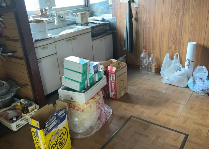 ダイニングとキッチンの間を扉や壁などで仕切らず、一体化させた間取りです。キッチンカウンターがついている物件ならば、食事をキッチンカウンターで取ることで、ダイニングスペースをリビングとして使用できます。