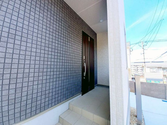 断熱玄関ドア。断熱性能を高めることで住宅全体の断熱性能を向上させています。（施工例）
