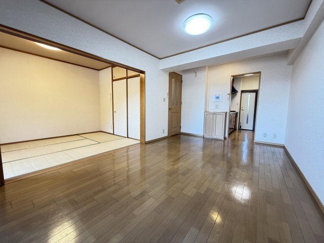 広々としたLDKは家具の配置がしやすい整形の間取りです。隣接する和室と引き戸でつながっており、開放すればさらにゆとりのある空間として利用できます。家族団らんの時間も快適に過ごすことができます。