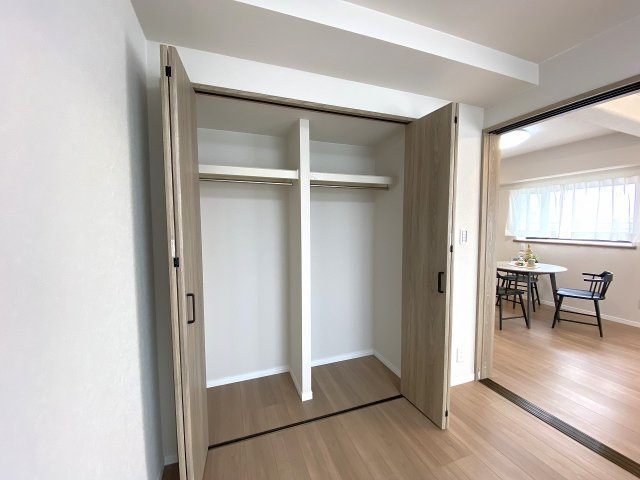収納スペースです。季節ものの衣類や大きな荷物、スーツケースなどもすっきりとまとめて収納できます。お部屋の生活感を抑え、広々とした空間を保つのに大変役立ちます。