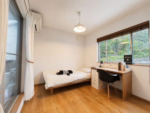 自然光がしっかり入る明るい洋室は、居住空間として快適に使える一室です。シンプルな間取りでレイアウトもしやすく、さまざまな用途に対応可能です。窓からの眺望も良好で、開放感を感じられる点も魅力です。