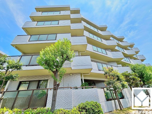 六甲山のふもとに広がる緑に囲まれた穏やかな住宅地です。自然を身近に感じながら、落ち着いた雰囲気の中でゆとりある毎日をお過ごしいただけます。
