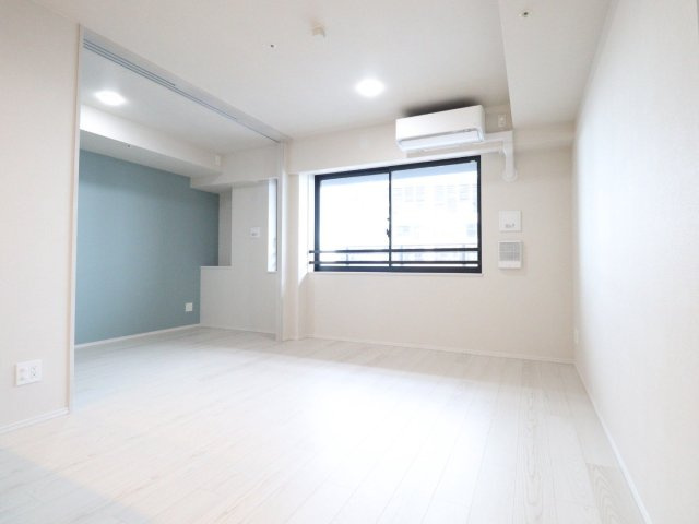 【リビングダイニング】お部屋全体がとても明るく、暖かみある空間です☆