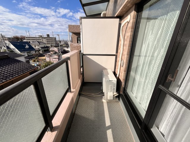 6帖の部屋の前のバルコニーになります。