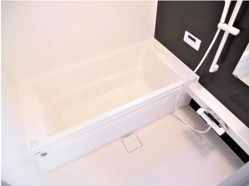 【同仕様写真】トイレは温水洗浄機能付きに新品交換します。キズや汚れが付きにくい加工が施してあるのでお手入れが簡単です。直接肌に触れるトイレは新品が嬉しいですよね