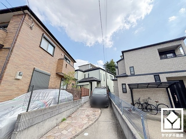 約6帖の1階和室はリビングに隣接しており開放感がある空間。キッチンから見渡せる作りで、子どもの遊び場、お昼寝スペース、家族のくつろぎ空間など自由にお使いいただけます。