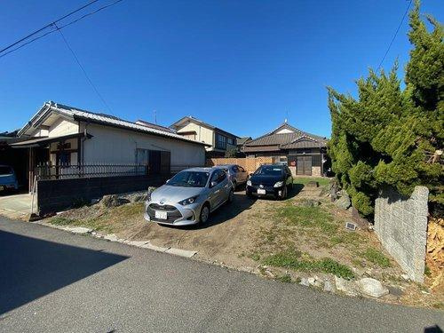 友達や親戚が来ても安心の広い駐車場