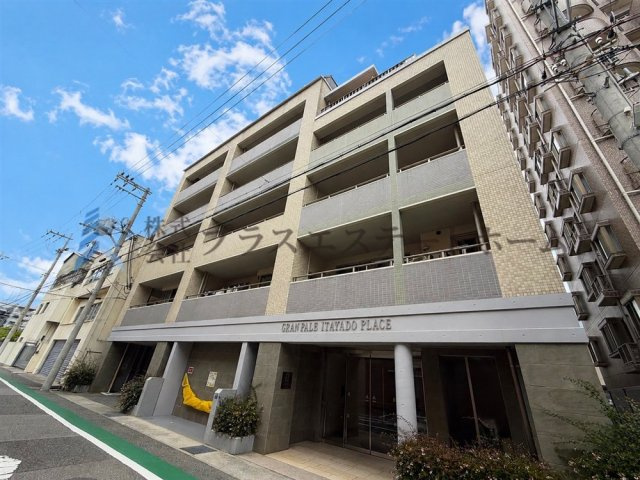 周辺環境充実♪スーパーは目の前♪区役所や銀行も徒歩圏内♪　3駅3路線利用可♪