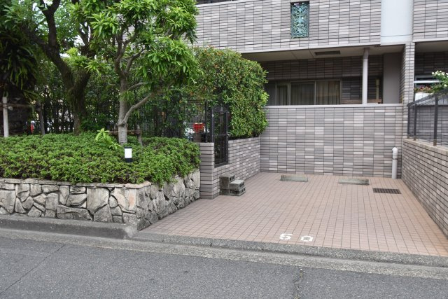 庭から出入り可能な駐車場です