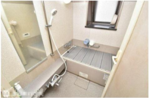 浴室乾燥機付き、小窓があり自然換気もできます。