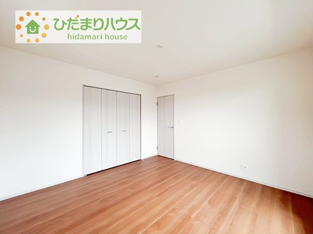 バルコニーに面していて、たっぷり光りの入る明るい主寝室です！