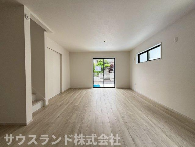 窓から差し込むやわらかな陽射しと豊かな開放感に満ちた団欒の場となる癒しの空間。