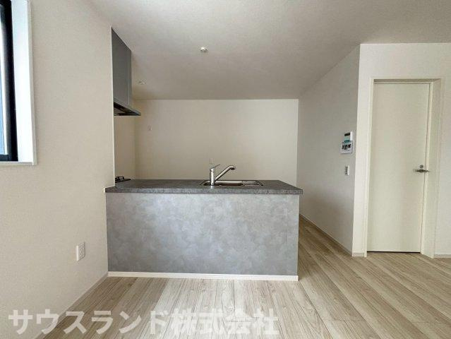 キッチンから配膳しやすく、家族の会話も自然と弾む心地よいダイニングスペースです。