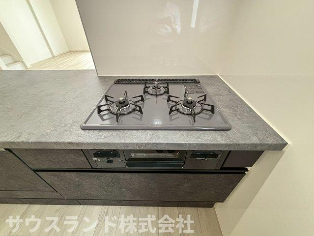 三口ガスコンロで毎日の料理がもっとスムーズに。効率よく調理しやすく、家事時間の短縮にもつながります。
