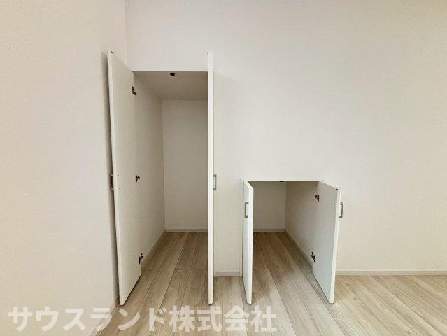 リビング収納には掃除機など「日常的に使うけど表に出しておきたくない物」などの収納に便利です。