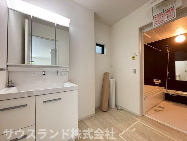 水回りにも窓が設けられており、換気良好。黴の発生を抑え、掃除などメンテナンスが楽になります。