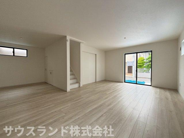 リビング階段なので家族が帰宅した際に自然と顔を合わせやすく、日々の会話が生まれやすい住まいです。
