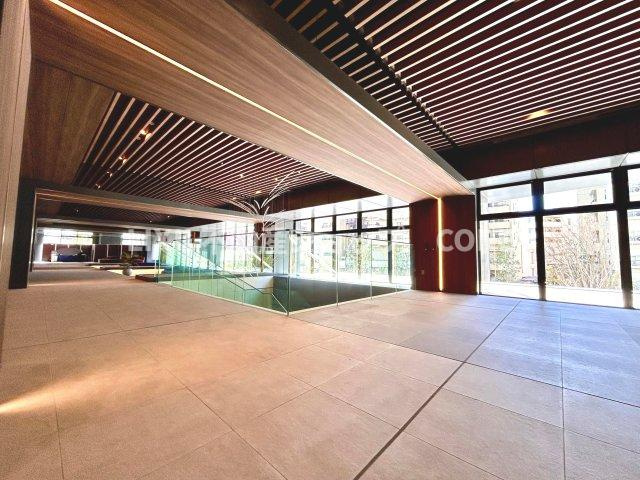 エントランスは毎日の行き帰りで使う大事な空間です。明るい開放的な空間を演出しております。