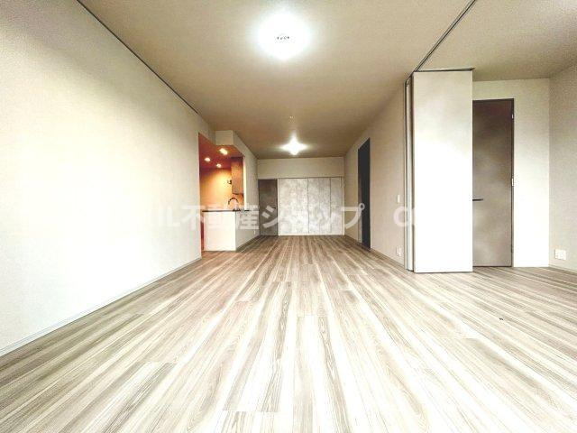 LDKは広々20帖以上です。床暖房も設備されており、寒い季節でも足元ポカポカ！