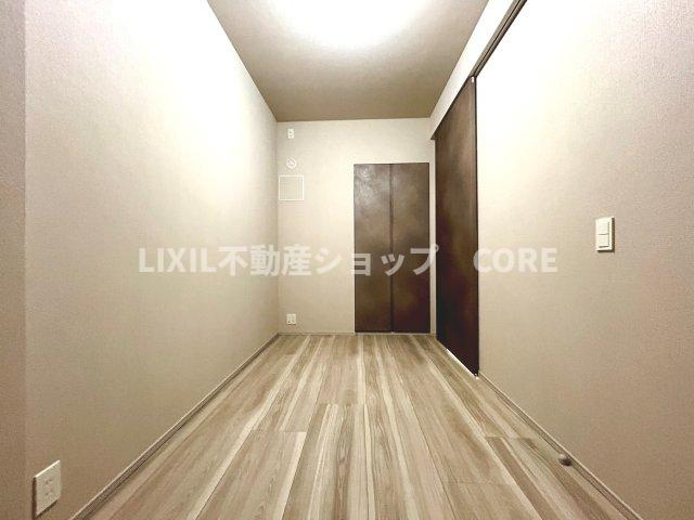 床材や建具は家具にも合わせやすい落ち着いた色合いになっております。