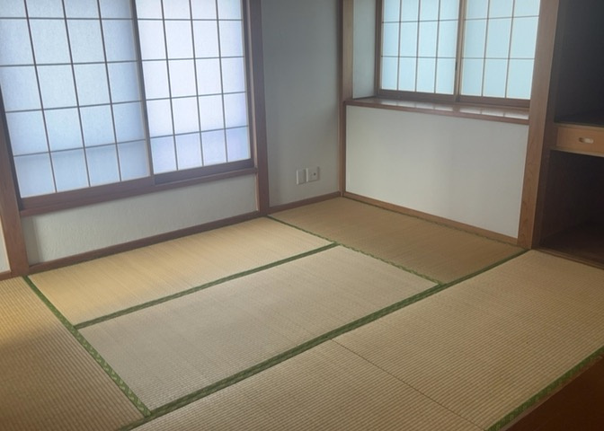 寝室でゆっくりと過ごすためにはベッド周りの適度な空間を担保することや窓の位置、照明の明るさ、寝室の広さなどを考える必要があります。自身や家族の構成とライフスタイルに併せて寝室にする部屋を選びましょう！
