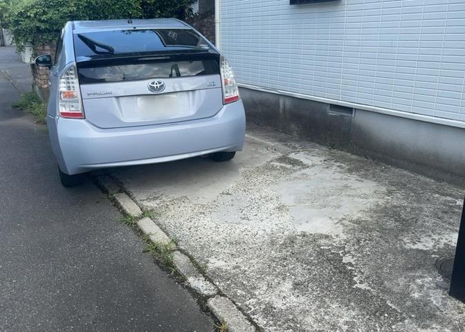 駐車場と明記されていても、最小スペースでつくられた駐車場だと大型車は駐車できなかったり、出入りしにくくなったりする可能性があります。お車のサイズと購入したい物件の駐車場のサイズを現地で確認しましょう。