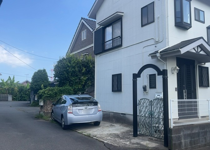 お持ちの車種によっては前面道路が広い方が便利でしょう。しかし、前面道路が広ければその分交通量が多くなるため、騒音などが気になる場合があります。実際に現地を見学し、周辺交通量や騒音などを確認しましょう！