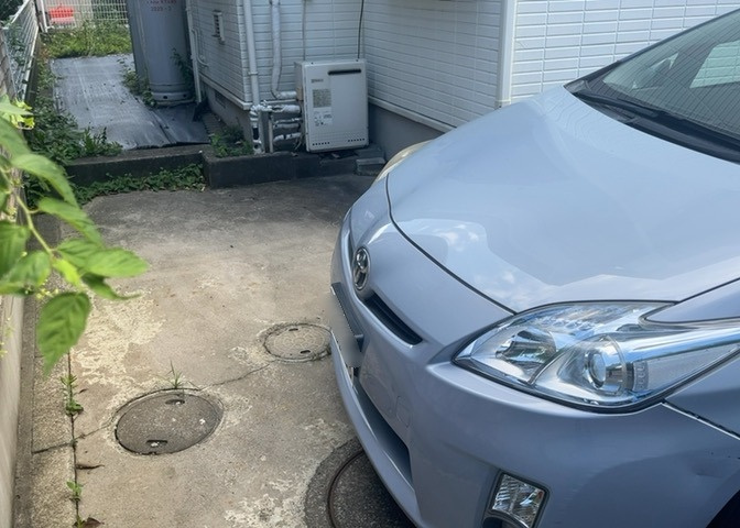 敷地内に散水栓や立水栓があると便利です。水道水を直接利用できるため、水を運ぶ手間を省くことが出来ます。大量の水を必要とする洗車作業や清掃などに役立ちます。その他設備とあわせて、現地でご確認ください。