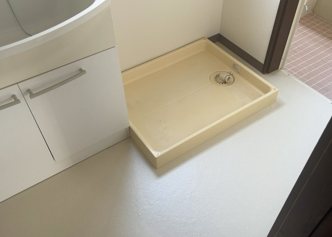 多くの戸建て住宅で見かける洗面脱衣所は、洗面台と洗濯機が2畳ほどのスペースに並べられていて、洗面所が脱衣所を兼ね備えている間取りが一般的です。お客様が利用することもある、パブリックな空間でもあります。