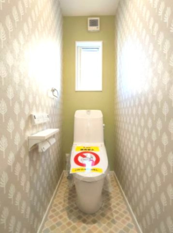 【トイレ】　シンプルで清潔感のあるトイレ空間です。