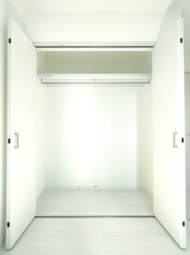 【洋室1　収納】　各部屋に収納を備え、衣類や荷物もすっきり整理できます。