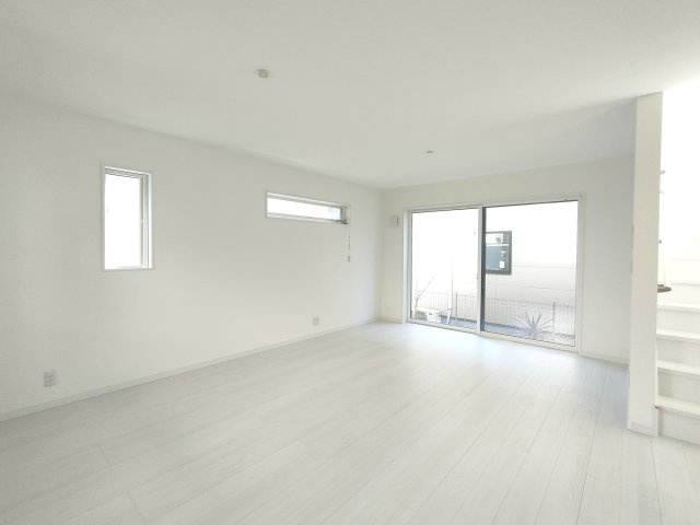 【LDK　約19.3帖】　窓からの光がやさしく差し込む、居心地の良いLDKです。