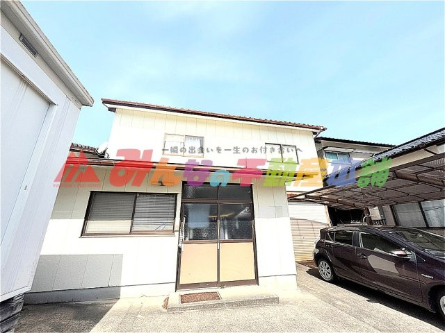 住戸横に倉庫がございます。