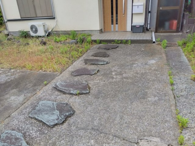 玄関まで続く飛び石アプローチが印象的な住まいです。シンプルな外構ながら趣ある雰囲気を演出しています。敷地内には駐車スペースも確保され、お庭部分をアレンジすれば、家庭菜園やガーデニングも楽しめます。