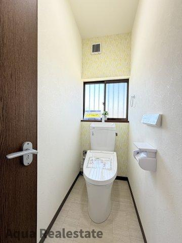 落ち着いた色調のトイレです