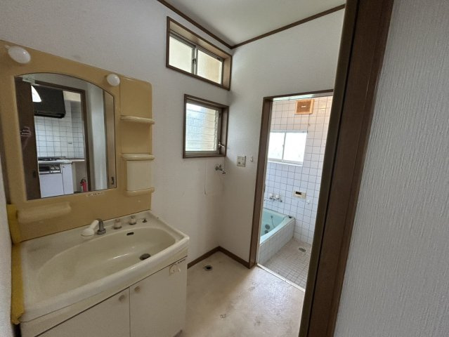 デザイン性を重視しすぎて収納が少なかった！なんてことにならないため、事前に現地で収納の数を確認しておくことをお勧めします。クローゼット以外にも床下収納や屋根裏収納、パントリーなどもチェックしましょう。