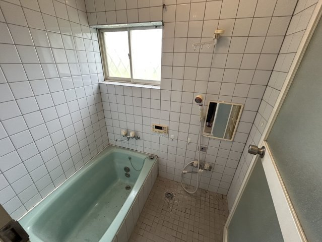 玄関は家の顔でもあり、家族以外の目にも止まる場所です。玄関は外との間を仕切る扉、靴などをしまっておく収納スペース、靴脱ぎのたたきスペース、来客とのやり取りをするドアホンなど複数のアイテムからなります。