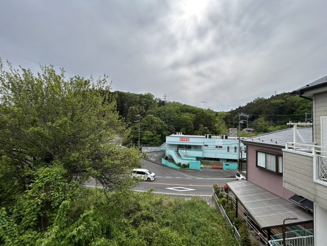 バルコニーは、室外の専用スペースのうち、「屋根がなく開放された空間」であるものを指します。ベランダより広いタイプのものが多く、日当たりもよいため家庭菜園などを楽しみたい人にとって適した環境となります。