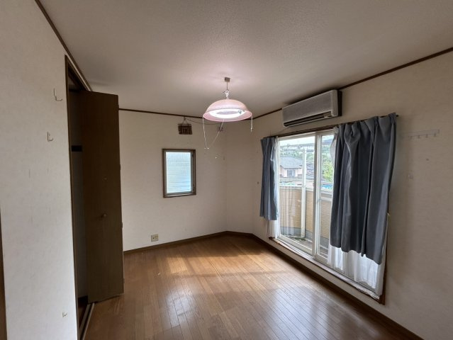 駐車場と明記されていても、最小スペースでつくられた駐車場だと大型車は駐車できなかったり、出入りしにくくなったりする可能性があります。お車のサイズと購入したい物件の駐車場のサイズを現地で確認しましょう。