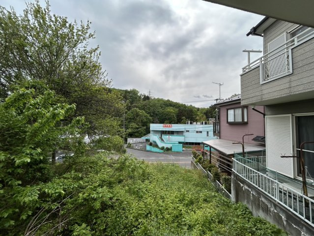 多くの戸建て住宅で見かける洗面脱衣所は、洗面台と洗濯機が2畳ほどのスペースに並べられていて、洗面所が脱衣所を兼ね備えている間取りが一般的です。お客様が利用することもある、パブリックな空間でもあります。