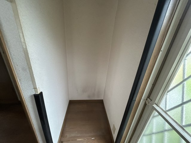 寝室でゆっくりと過ごすためにはベッド周りの適度な空間を担保することや窓の位置、照明の明るさ、寝室の広さなどを考える必要があります。自身や家族の構成とライフスタイルに併せて寝室にする部屋を選びましょう！