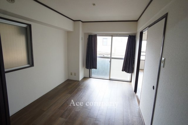 【南側：洋室6帖】バルコニーに面したお部屋です☆