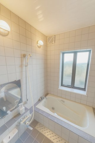 広い浴室なら、お子様と並んで体を洗ってもゆとりがあります