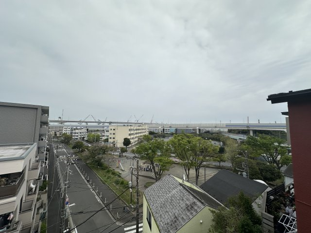 開放的な風景が心地よく、太陽のぬくもりや風の匂いを感じながら、本牧エリア一望できます。