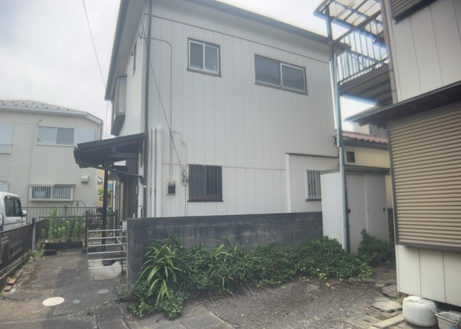 土地の面積＝住宅面積ではありません。建ぺい率の問題などで、土地のある場所によって住宅を建てられる面積は限られています。高さもしかり、「土地」という言葉の中には、建築条件も含まれると考えておきましょう。