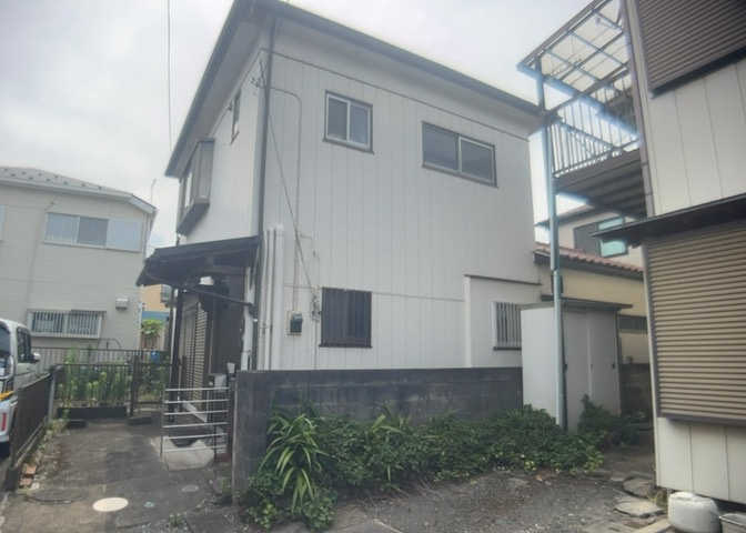 家を建てる場合、方位は要チェックです。現実的に日当たりのよい家ならばリビングは南側、建築基準法でも北側に当たる家への配慮は求められています。土地を見学に行く際は、方位磁針を持って行くようにしましょう。