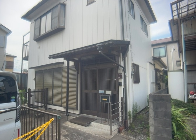 土地の前の道路に消火栓が設置されていることがあります。この場合、道路交通法第45条第1項により、駐車禁止の場所が指定されています。そのため、車庫などの駐車スペースをつくることができない場合があります。