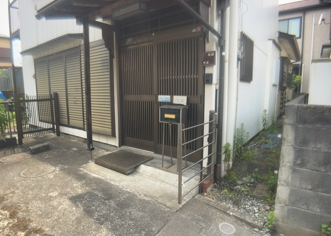 現地に行くなら、物件の周囲の地形がどうなっているかを見ることも大切です。周辺より低くなっている土地では、大雨などで水が集まりやすいため、地盤が弱くなっているということも考えられるため、注意が必要です。