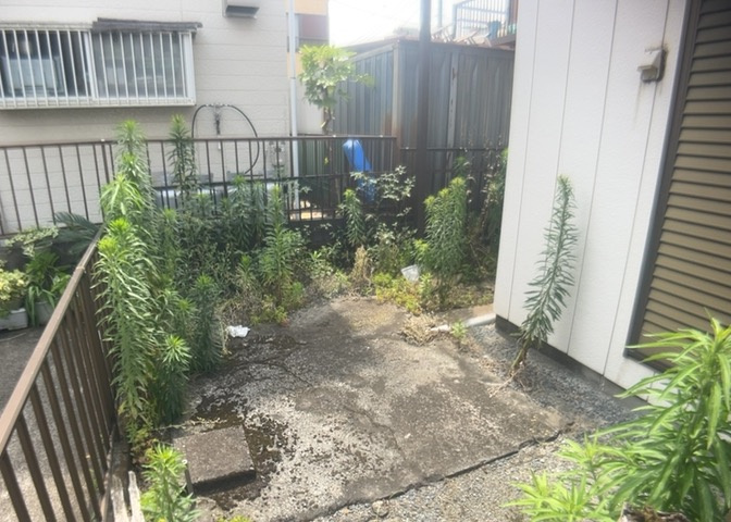 土地購入を検討されている場合、境界杭がない状態で購入してしまうと境界確定測量をする必要があり、費用がかかります。購入の前に、売主、隣土地所有者立ち合いのもと境界を確定し境界杭を設置するのがベストです。
